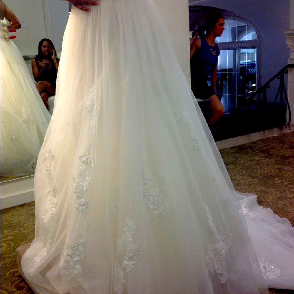 NEVER WORN WEDDING DRESS
